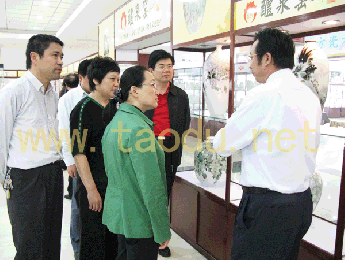 省发改委领导朱晓明来中国陶都陶瓷城视察、参观